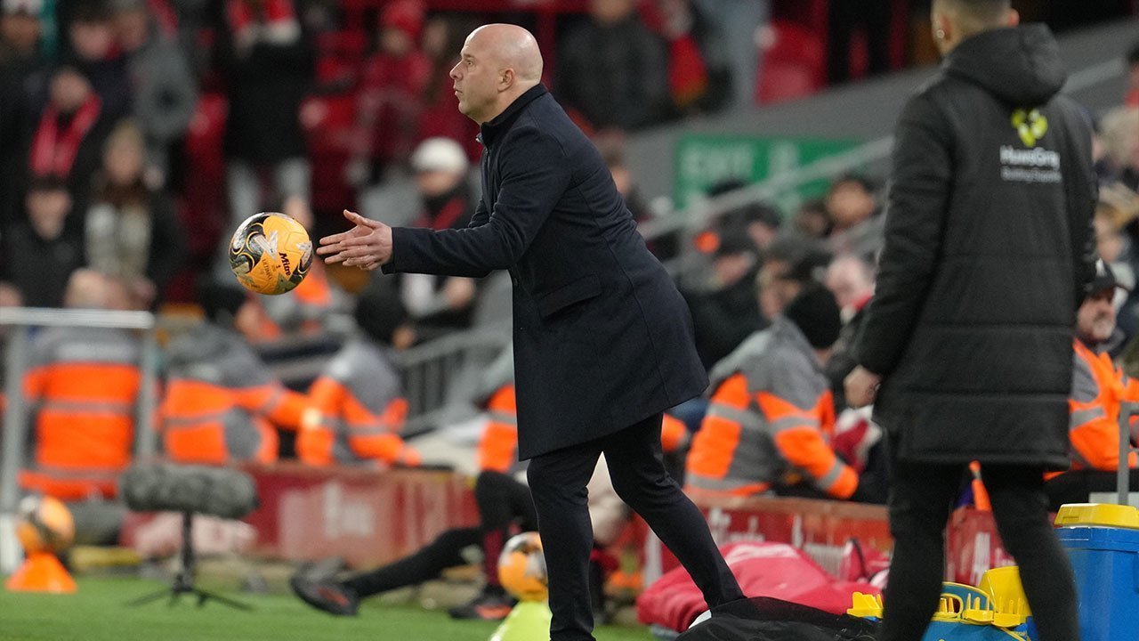 Pesta Gol Tak Bikin Puas, Arne Slot Kritik Penampilan Liverpool Usai Tekuk Barnsley